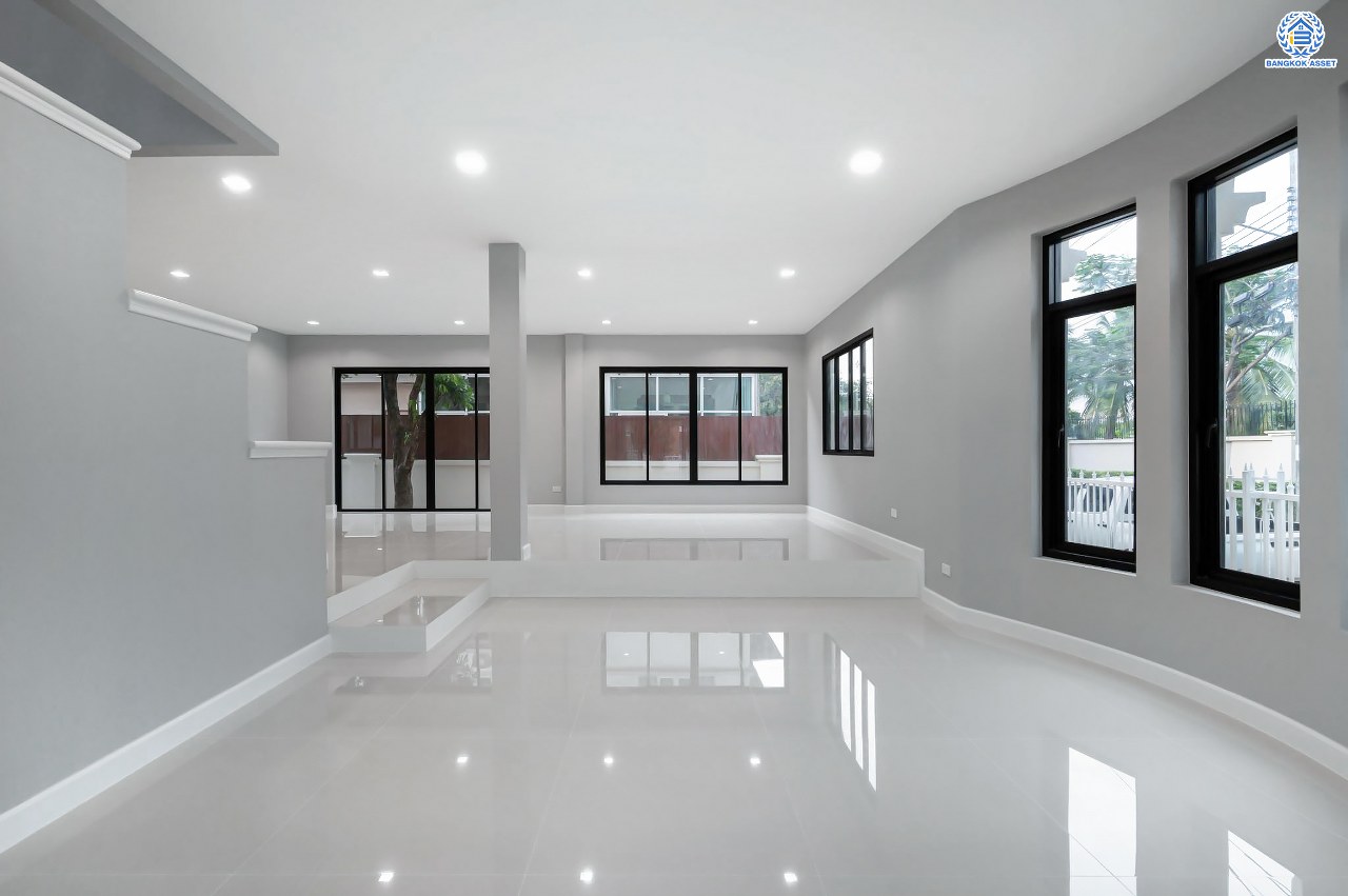 บ้านมือสองตกแต่งใหม่ โครงการ ลดาวัลย์ ปิ่นเกล้า-เพชรเกษม หลังมุม เนื้อที่ 102 ตร.ว. บนพื้นที่ใช้สอย 243.08 ตร.ม. ฟังก์ชัน 4 ห้องนอน 4 ห้องน้ำ 1 ห้องแม่บ้าน จอดรถได้ 2 คัน สภาพแวดล้อมดี ทำเลติดถนนกาญจนาภิเษก เดินทางเข้าสู่เมืองได้สะดวกเชื่อมต่อ ถนนเพชรเกษม ถนนราชพฤกษ์ ถนนกัลปพฤกษ์ ใกล้เดอะมอลล์บางแค ใกล้รถไฟฟ้าสายสีน้ำเงิน "สถานีหลักสอง" และ จุดขึ้นทางด่วน "ศรีรัช"